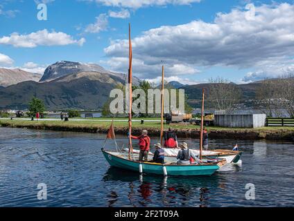 Naviguant sur le canal calédonien à Corpach, fort William sous la masse imposante de Ben Nevis Banque D'Images