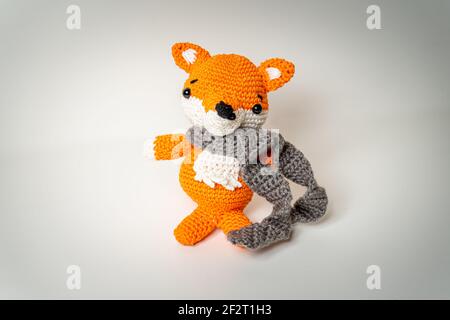 Orange renard Amigurumi avec écharpe en laine de Bavière Banque D'Images