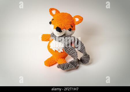 Orange renard Amigurumi avec écharpe en laine de Bavière Banque D'Images