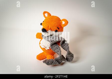 Orange renard Amigurumi avec écharpe en laine de Bavière Banque D'Images