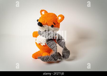 Orange renard Amigurumi avec écharpe en laine de Bavière Banque D'Images