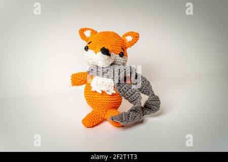 Orange renard Amigurumi avec écharpe en laine de Bavière Banque D'Images