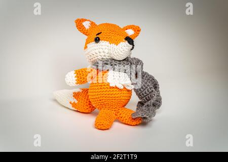 Orange renard Amigurumi avec écharpe en laine de Bavière Banque D'Images