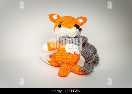 Orange renard Amigurumi avec écharpe en laine de Bavière Banque D'Images