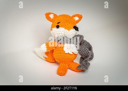 Orange renard Amigurumi avec écharpe en laine de Bavière Banque D'Images