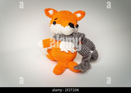 Orange renard Amigurumi avec écharpe en laine de Bavière Banque D'Images