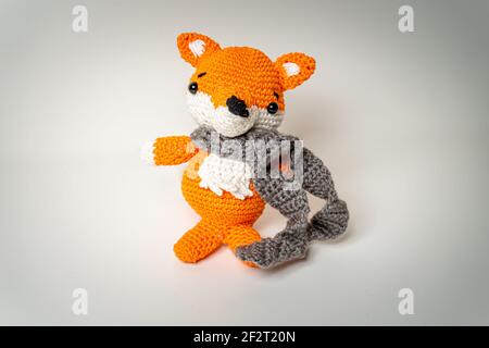 Orange renard Amigurumi avec écharpe en laine de Bavière Banque D'Images