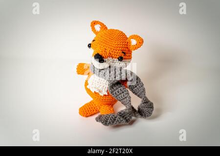 Orange renard Amigurumi avec écharpe en laine de Bavière Banque D'Images