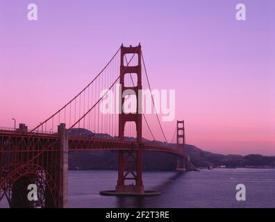 ÉTATS-UNIS. Californie. San Francisco. Golden Gate Bridge au coucher du soleil. Banque D'Images