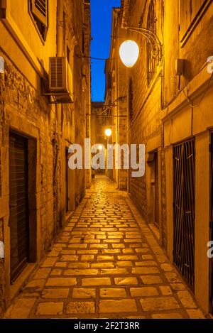 Vue nocturne d'une vieille rue étroite dans la vieille ville de Sibenik, Croatie Banque D'Images