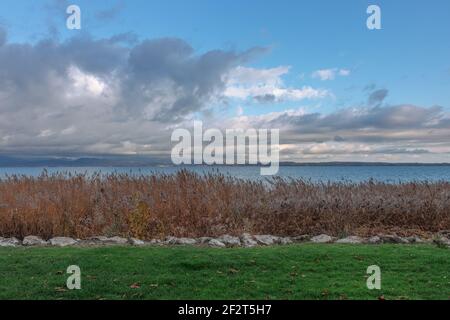 Un paysage minimaliste au coucher du soleil sur le lac de Garde Banque D'Images