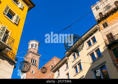 Tour Lamberti à Vérone (Torre dei Lamberti) et maisons colorées environnantes dans le centre-ville. Beau ciel bleu, l'hiver. Italie Banque D'Images