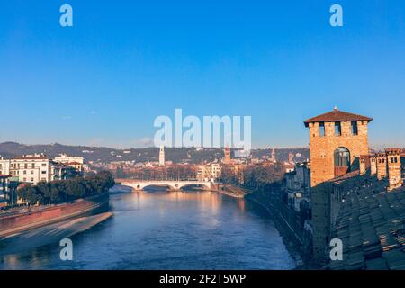 Vue depuis le château de Castelvecchio sur la rivière Adige et le pont Ponte della Vittoria. L'hiver, le début de la soirée. Vérone, italie Banque D'Images