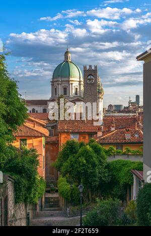 Belle vue au coucher du soleil sur la coupole Duomo sur la ville de Brescia, Italie Banque D'Images