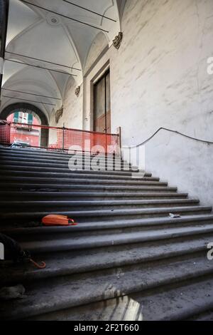 Naples - Scala di accesso della Chiesa di Santa Maria Della Sapienza Banque D'Images