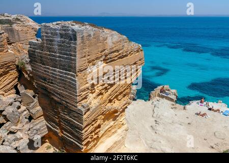 La magnifique plage et le lagon turquoise de l'île de Favignana. Sicile, Italie Banque D'Images