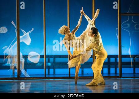 Dreda Blow, danseuses du Ballet du Nord, et Javier Torres, répètent le Super Gatsby au Sadler's Wells- Londres Banque D'Images