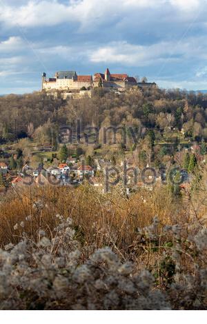 La forteresse connue sous le nom de Veste Coburg surplombe la ville de Coburg, lieu de naissance du Prince Albert, par une journée ensoleillée. Banque D'Images