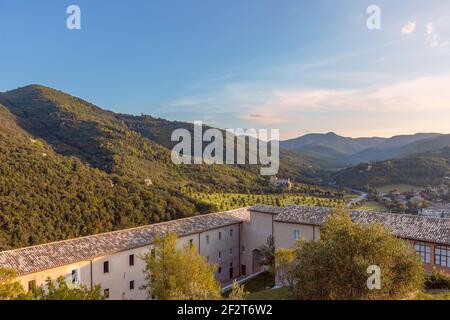 Belle vue panoramique depuis le château de la Roca sur les collines de l'Ombrie dans la ville de Spoleto. Italie Banque D'Images