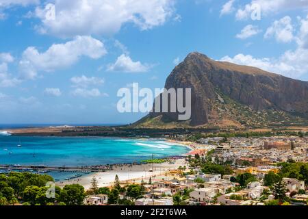 Belle vue sur la ville italienne et lagon d'émeraude San Vito Lo Capo, Sicile Banque D'Images