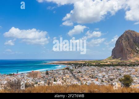 Belle vue sur la ville italienne et lagon d'émeraude San Vito Lo Capo, Sicile Banque D'Images