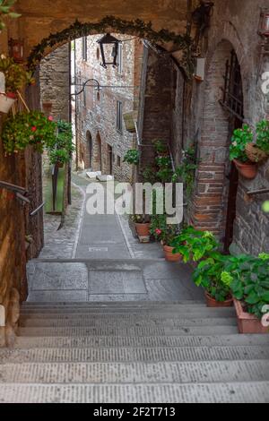 Rue étroite la suggestive ville médiévale de Todi en Ombrie, Italie Banque D'Images