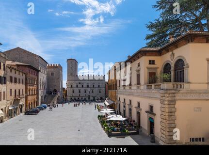 Belle vue panoramique sur la place centrale de la ville antique de Todi (Piazza del Popolo) Ombrie, Italie Banque D'Images