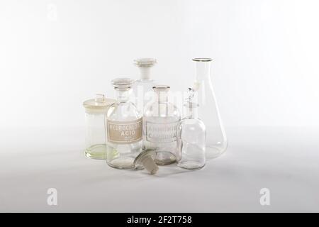 Sélection de flacons pour produits chimiques anciens Banque D'Images