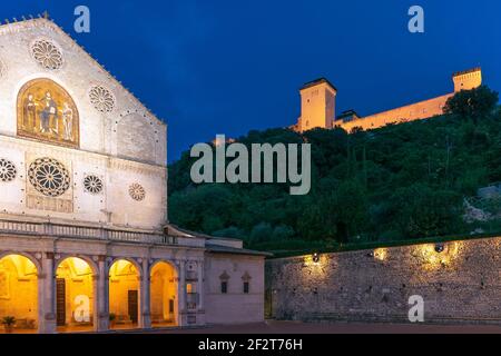 La cathédrale de Santa Maria Assunta est la place principale (Cattedrale di Santa Maria Assunta). Duomo di Spoleto) et la forteresse médiévale (Rocca Albornoziana Banque D'Images