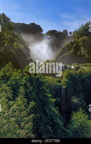 Belle vue sur les cascades de Marmore (Cascate delle Marmore), Ombrie, Italie Banque D'Images