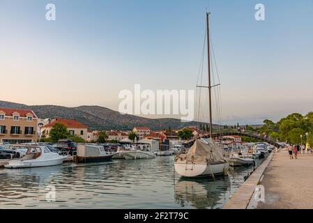 Vue sur le coucher du soleil des bateaux amarrés à Trogir, Croatie Banque D'Images