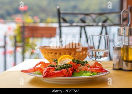 Hors-d'œuvre italien aux crevettes d'eau douce. Un apéritif typique sur le lac Piediluco. Ombrie, Italie Banque D'Images