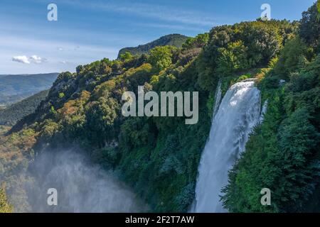 Belle vue sur les cascades de Marmore (Cascate delle Marmore), Ombrie, Italie Banque D'Images