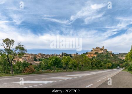 Belle vue sur la forteresse (Rocca Albornoziana) et l'aqueduc de la ville de Spoleto depuis la route. Ombrie, Italie Banque D'Images