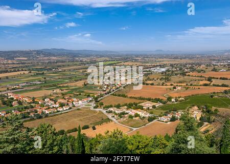 Paysage rural avec champs et petites villes en Ombrie, Italie Banque D'Images