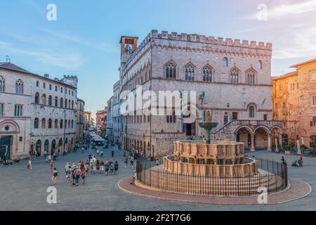 PÉROUSE, ITALIE - 11 SEPTEMBRE 2018 : vue sur la pittoresque place principale (Piazza IV novembre) et la fontaine (Fontana Maggiore), chef-d'œuvre de l'archi médiéval Banque D'Images