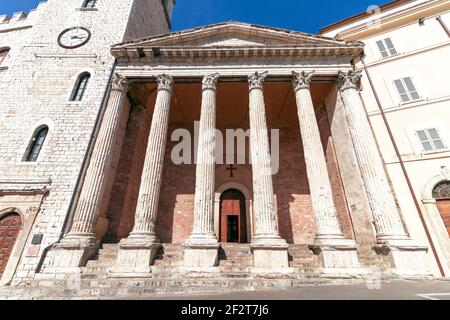 Temple de Minerva (Chiesa di Santa Maria sopra Minerva) un patrimoine mondial de l'UNESCO à Assise, Ombrie, Italie Banque D'Images