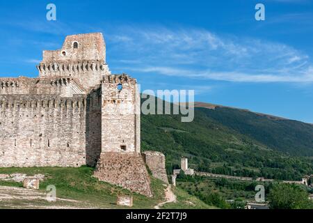 Vue sur le château (Rocca Maggiore), forteresse médiévale dominant la ville d'Assise, patrimoine mondial de l'UNESCO. Ombrie, Italie Banque D'Images