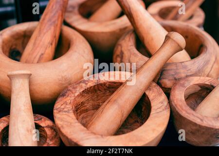 Mortier en bois fait à la main. Ustensiles de cuisine. Fond de composition de mortier en bois. Texture bois sur les ustensiles de cuisine Banque D'Images