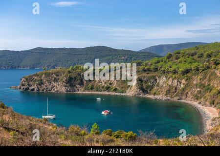 Magnifique paysage marin sur une petite plage sauvage de l'île d'Elbe dans la lagune de mer émeraude avec bateau à voile. Toscane, Italie. Banque D'Images