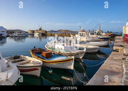 Paros, Grèce - 27 septembre 2020 : bateaux colorés dans le port de Naoussa sur l'île de Paros. Cyclades, Grèce Banque D'Images