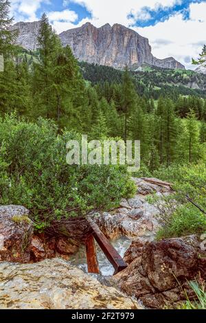 Vue sur la cascade de Pisciadu (Cascate del Pisciadù) et les falaises du nord du groupe de montagnes Sella, les Dolomites italiens, Corvara à Badia, Italie. Heure d'été Banque D'Images