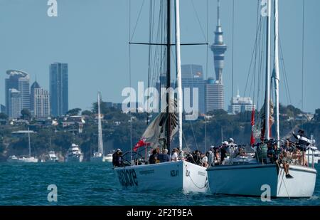 Auckland, Nouvelle-Zélande, le 13 mars 2021 - le Spectator Craft de toutes les tailles s'alignent sur le circuit de course dans le port de Waitemata pour assister au jour 3 de la course dans la 36e coupe de l'Amérique. C'était la première journée complète après que l'alerte Covid-19 de la région d'Auckland ait atteint le niveau 1 pour permettre aux événements sportifs de se poursuivre sans restrictions. Cela a permis au village de course de s'ouvrir et a vu des milliers de se tourner pour profiter de la course à la télévision dans les bars et les restaurants et la zone du village dans le quartier de Viaduct du centre d'Auckland. Crédit : Rob Taggart/Alay Live News Banque D'Images