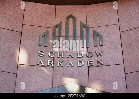 Logo d'entrée avec reflet de soleil sur la façade en granit du centre commercial 'Schadow-Arkaden', ouvert en 1994. Emplacement : centre-ville de Düsseldorf. Banque D'Images