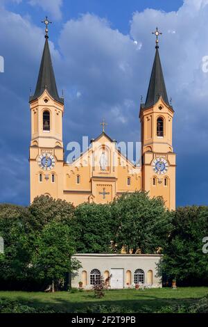 Vue de l'église paroissiale Assomption de Sainte-Marie (Chiesa Di Santa Maria Assunta) Bruneck (Brunico) Trentin-Haut-Adige, Italie Banque D'Images