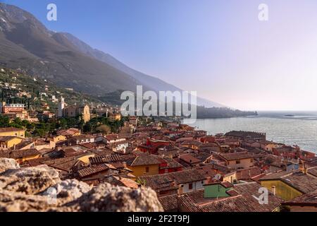 Belle vue sur la ville de Malcesine et les montagnes des Alpes sur le Lago di Garda, vue sur les gratte-ciel. Vénétie, Italie Banque D'Images