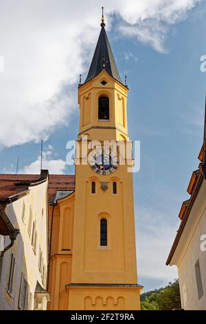 Vue d'une des tours de l'horloge de l'église paroissiale Assomption de Sainte Marie (Chiesa Di Santa Maria Assunta) Bruneck (Brunico) Trentin-Haut-Adige, Italie Banque D'Images