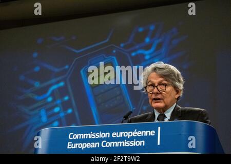 Conférence de presse avec le vice-président Maros Sefcovic, le commissaire Thierry Breton, le ministre français de l'Economie et des Finances Bruno le Maire (en vidéoconférence Banque D'Images