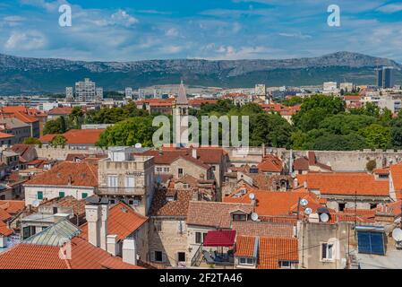 Vue aérienne des toits rouges des maisons de la vieille ville de Split, Croatie Banque D'Images