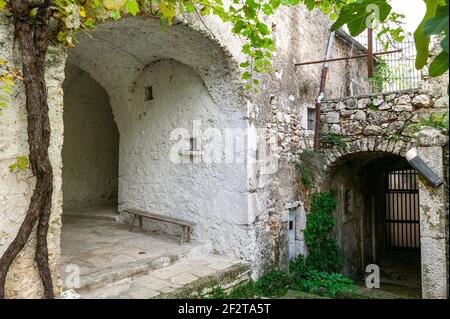 Entrée voûtée avec cour privée d'une maison de montagne en ruines. Filignano, province d'Isernia, Molise, Italie, Europe Banque D'Images